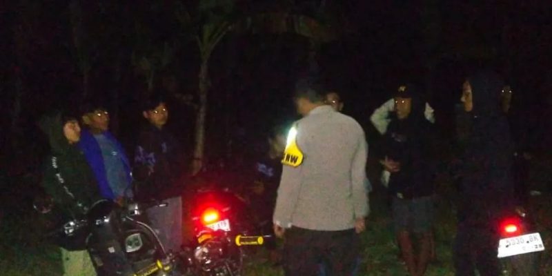 Patroli Malam, Anggota Polsek dan Koramil Paninggaran Pergoki 8 Pemuda yang Asik Minum Miras