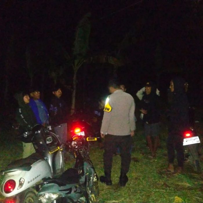 Patroli Malam, Anggota Polsek dan Koramil Paninggaran Pergoki 8 Pemuda yang Asik Minum Miras
