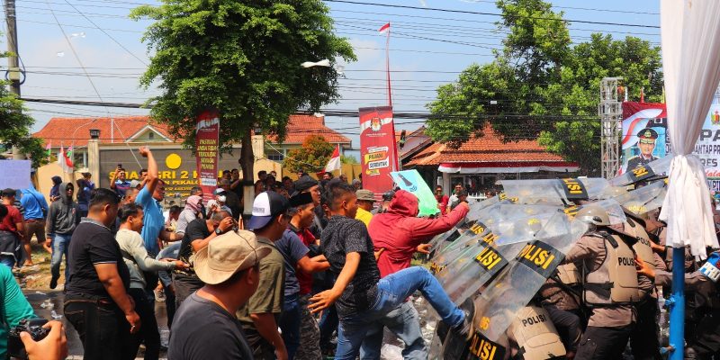 Geruduk Kantor KPU Kabupaten Pekalongan, Ratusan Massa Dihalau Polisi
