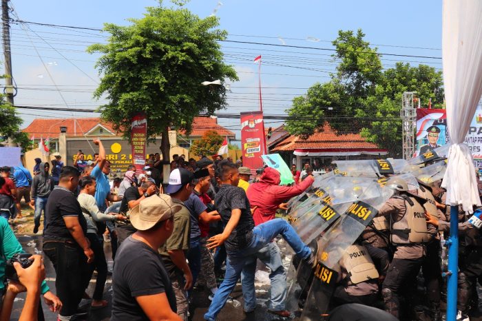 Geruduk Kantor KPU Kabupaten Pekalongan, Ratusan Massa Dihalau Polisi
