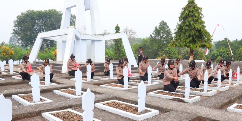 Upacara Ziarah dan Tabur Bunga, Polwan Polres Pekalongan Teladani dan Hormati Jasa Para Pahlawan