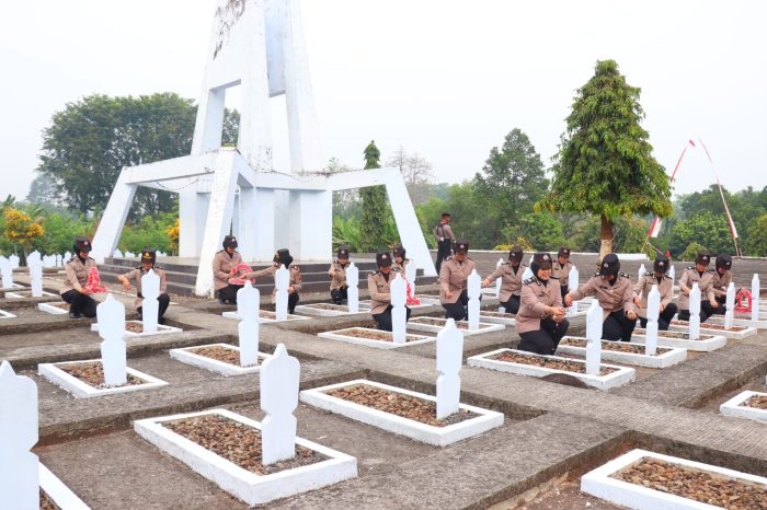 Upacara Ziarah dan Tabur Bunga, Polwan Polres Pekalongan Teladani dan Hormati Jasa Para Pahlawan