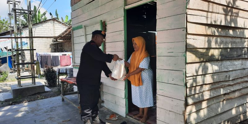 Jumat Berkah, Brimob Kalteng Kembali Bagikan Puluhan Paket Sembako Bagi Masyarakat Desa Sungai Kapitan