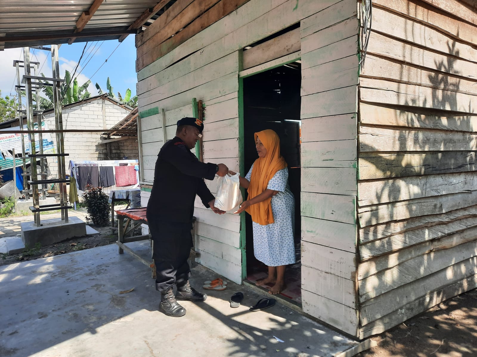 Jumat Berkah, Brimob Kalteng Kembali Bagikan Puluhan Paket Sembako Bagi Masyarakat Desa Sungai Kapitan