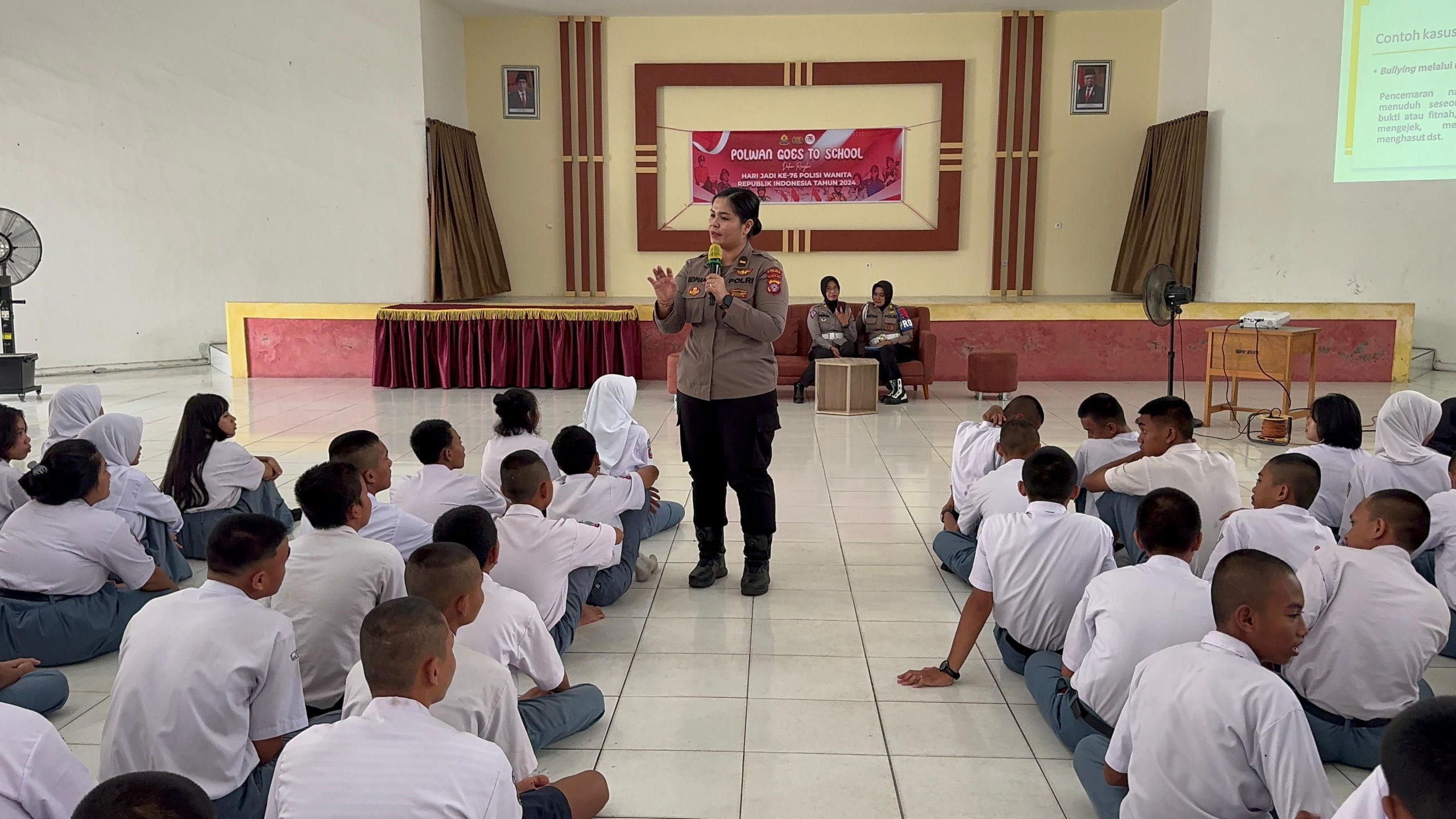 Polwan Polda Kalteng Beri Edukasi Etika Berlalulintas di SMKN 1 Palangka Raya