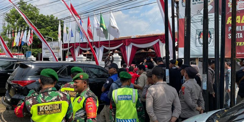 Personil Gabungan TNI-Polri Amankan Pendaftaran Pasangan Bakal Calon Bupati dan Wakil Bupati Pekalongan