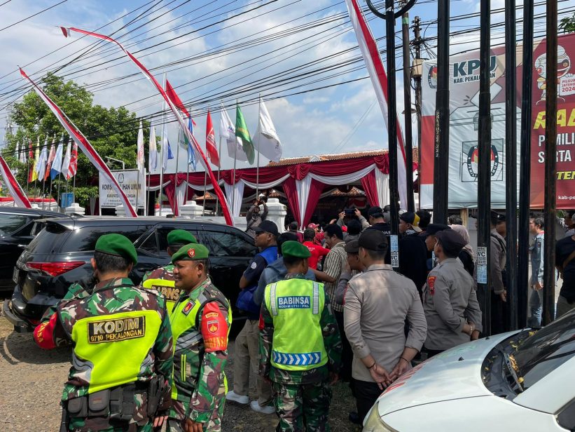 Personil Gabungan TNI-Polri Amankan Pendaftaran Pasangan Bakal Calon Bupati dan Wakil Bupati Pekalongan