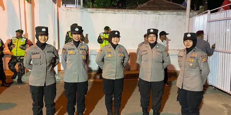Polwan Polres Purwakarta Berikan Pengamanan Humanis Pada Pendaftaran Paslon Bupati Dan Wakil Bupati