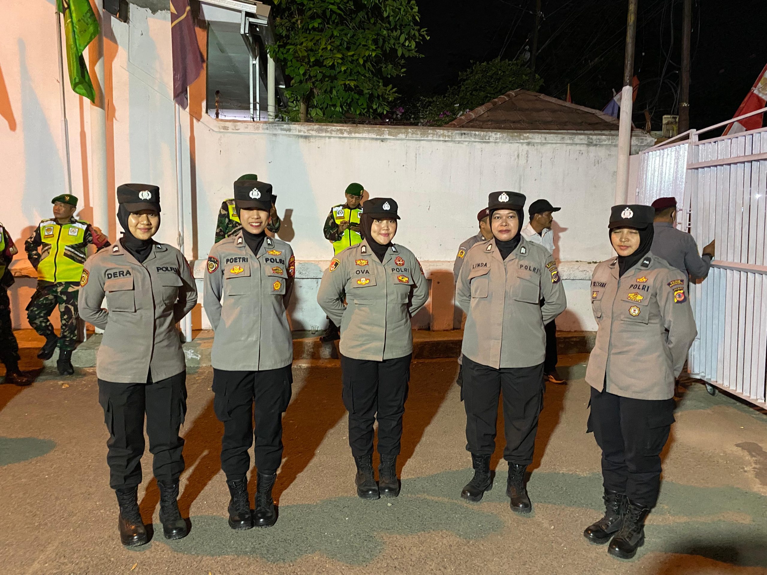 Polwan Polres Purwakarta Berikan Pengamanan Humanis Pada Pendaftaran Paslon Bupati Dan Wakil Bupati