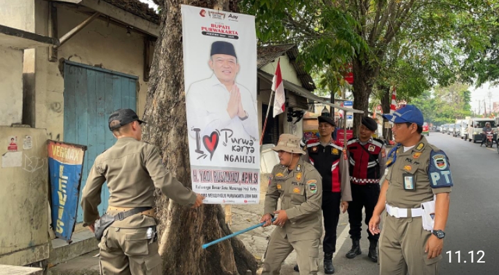 Polres Purwakarta Bantu Satpol PP Tertibkan Baliho Bakal Calon Bupati Yang Tak Berizin