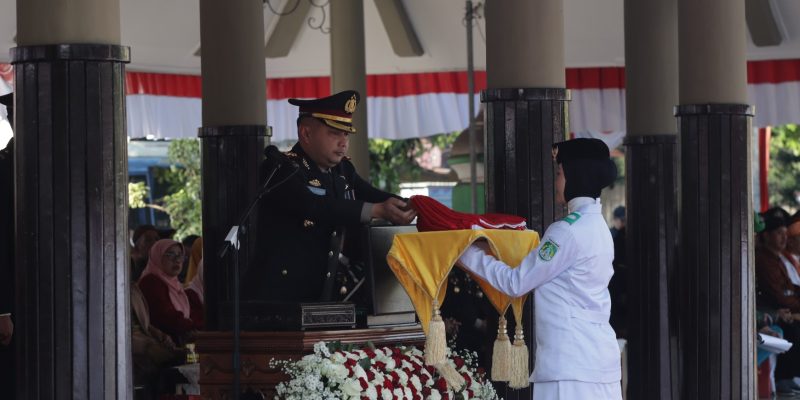 Kapolres Pasuruan Pimpin Upacara Penurunan Bendera Merah Putih Dihadiri Forkopimda Kabupaten Pasuruan
