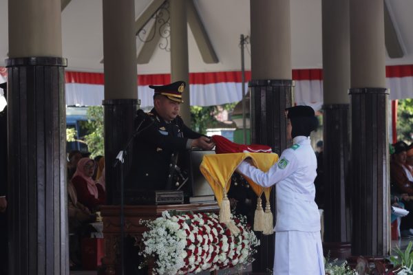 Kapolres Pasuruan Pimpin Upacara Penurunan Bendera Merah Putih Dihadiri Forkopimda Kabupaten Pasuruan