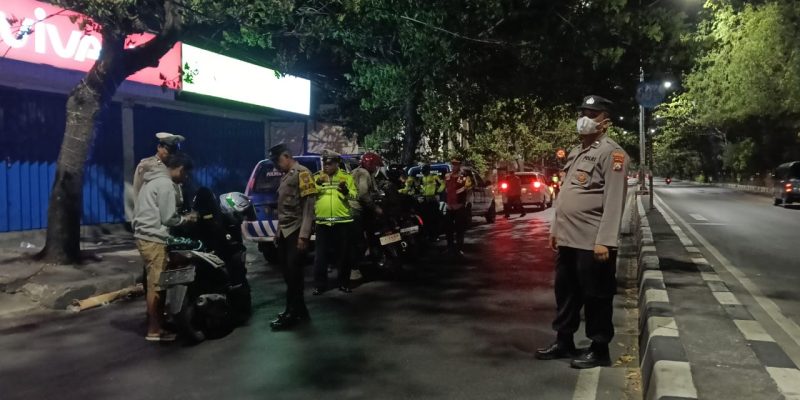 Polsek Tambaksari Polrestabes Surabaya Berpatroli Di Wilayah Hukumnya Untuk Antisipasi Kejahatan Malam Sampai Dini Hari