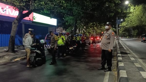 Polsek Tambaksari Polrestabes Surabaya Berpatroli Di Wilayah Hukumnya Untuk Antisipasi Kejahatan Malam Sampai Dini Hari