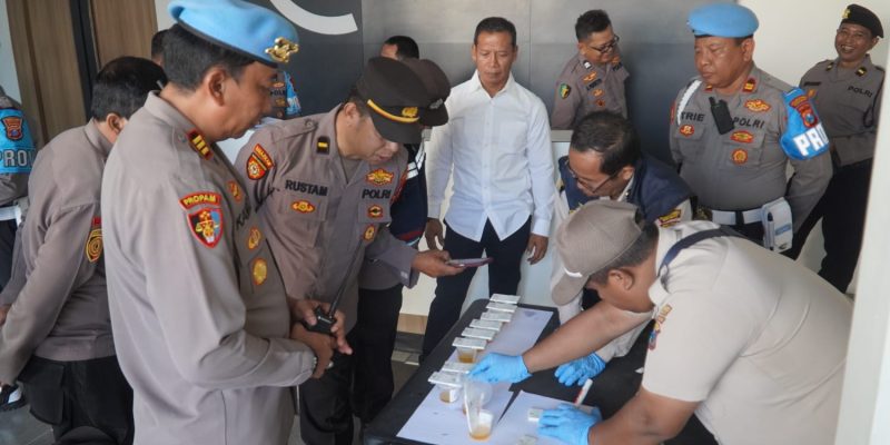 Cegah Penyalahgunaan Narkoba, Polrestabes Surabaya Gelar Tes Urine untuk Anggota Kepolisian