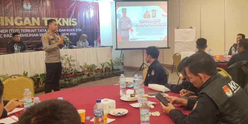 Edukasi Hukum Ke Seluruh PPK, Kapolres Musi Rawas Jadi Pemateri Bimtek Training Of Trainer Tata Kerja dan Kode Etik Badan Adhoc Pilkada Musi Rawas Tahun 2024
