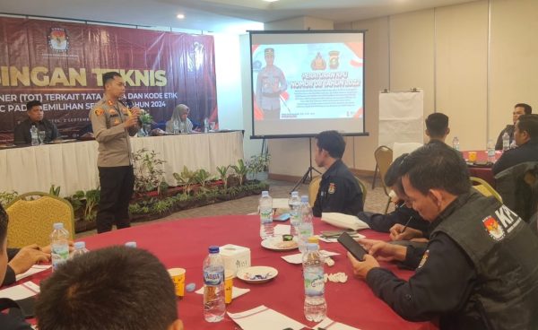 Edukasi Hukum Ke Seluruh PPK, Kapolres Musi Rawas Jadi Pemateri Bimtek Training Of Trainer Tata Kerja dan Kode Etik Badan Adhoc Pilkada Musi Rawas Tahun 2024