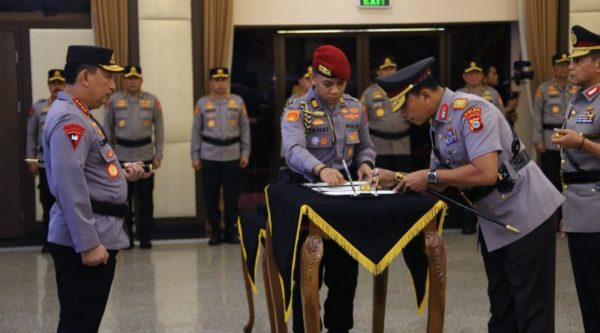 Kapolri Pimpin Pelantikan Sejumlah Kapolda dan Pengukuhan 2 Jabatan Baru di Polri
