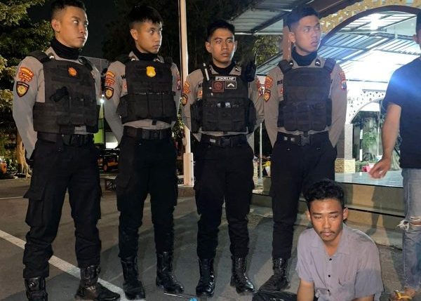 Tim Raimas Sat Samapta Polres Pelabuhan Tanjung Perak Amankan Dua Pengedar Pil Saat Patroli