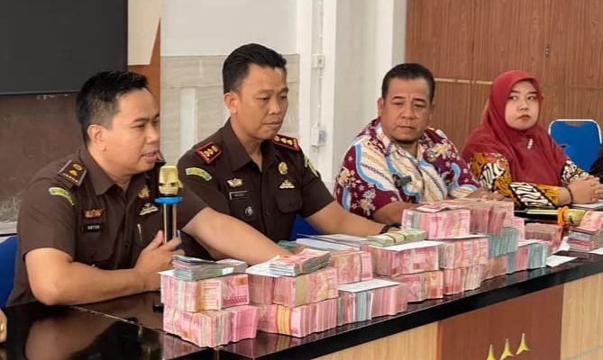 Sejumlah Kepala Desa di Kecamatan Modo, Mengembalikan Uang Kelebihan Program PTSL Ke Kejaksaan Lamongan