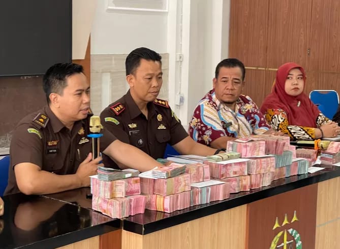 Sejumlah Kepala Desa di Kecamatan Modo, Mengembalikan Uang Kelebihan Program PTSL Ke Kejaksaan Lamongan