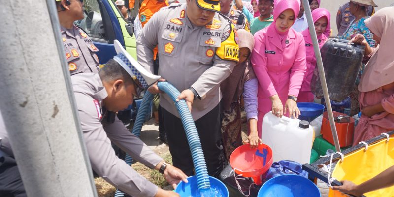 Polres Pamekasan Kembali Droping Air Bersih Untuk Warga di Dua Kecamatan