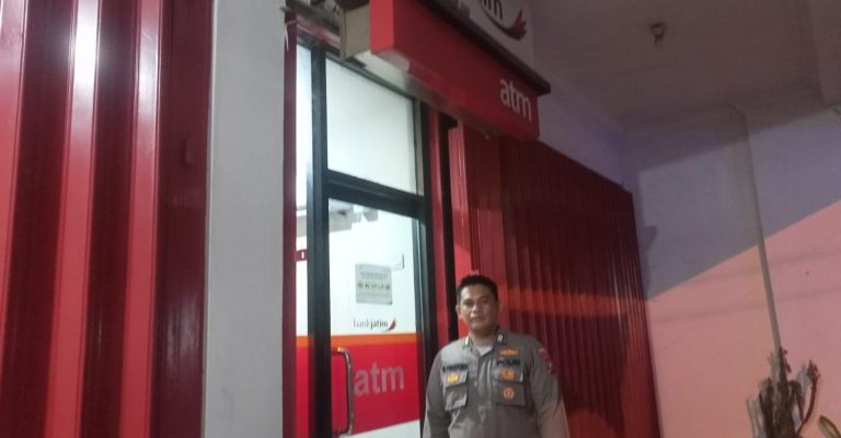 Patroli Malam, Anggota Polsek Tanjungbumi Polres Bangkalan Kontrol Transaksi di Perbankan