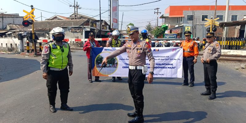 Satlantas Polres Pelabuhan Tanjung Perak dan PT KAI Daop 8 Gencar Sosialisasi Keselamatan di Perlintasan Sebidang