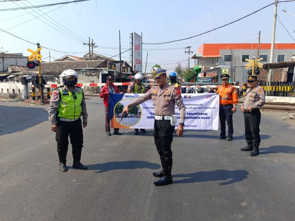 Satlantas Polres Pelabuhan Tanjung Perak dan PT KAI Daop 8 Gencar Sosialisasi Keselamatan di Perlintasan Sebidang