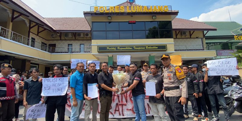Mahasiswa Beri Bunga untuk Polres Lumajang, Apresiasi Pengungkapan Kasus Ganja