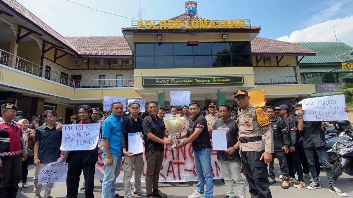 Mahasiswa Beri Bunga untuk Polres Lumajang, Apresiasi Pengungkapan Kasus Ganja