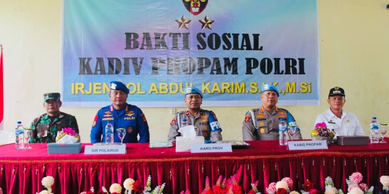 Karo Provoost Divpropam Polri Susuri Sungai Musi Berbagi Sembako ke Nelayan dan Masyarakat