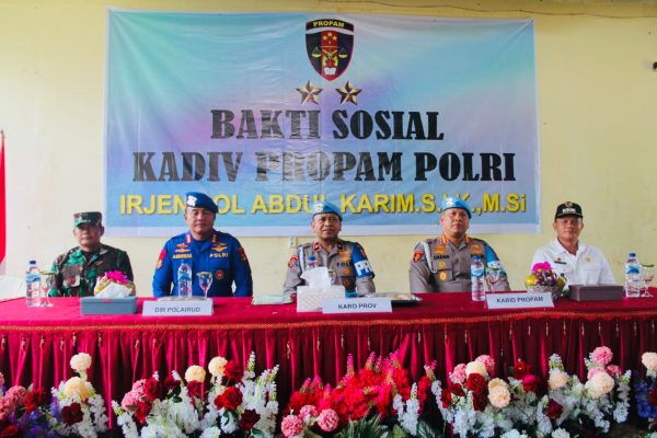 Karo Provoost Divpropam Polri Susuri Sungai Musi Berbagi Sembako ke Nelayan dan Masyarakat