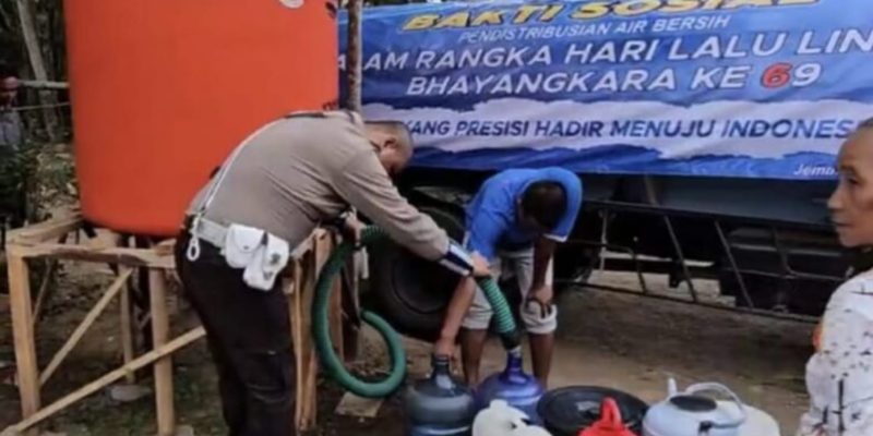 Ditlantas Polda Jatim Distribusikan Air Bersih ke Masyarakat Dalam Rangka HUT Lalulintas Bhayangkara ke – 69