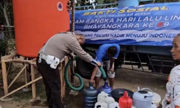 Ditlantas Polda Jatim Distribusikan Air Bersih ke Masyarakat Dalam Rangka HUT Lalulintas Bhayangkara ke – 69