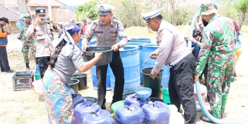 Hari Lalu Lintas Bhayangkara Ke-69, Satlantas Polres Bangkalan Bagikan 10 Tangki Air Bersih