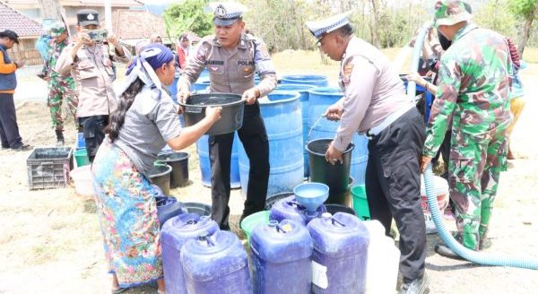 Hari Lalu Lintas Bhayangkara Ke-69, Satlantas Polres Bangkalan Bagikan 10 Tangki Air Bersih