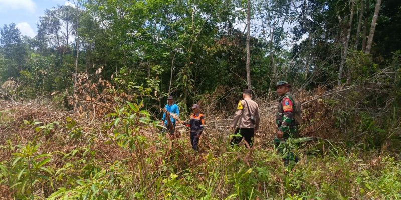 Babinsa Bersama Bhabinkamtibmas Dan Anggota Satgas Pengendalian Karhutla Laksanakan Patroli