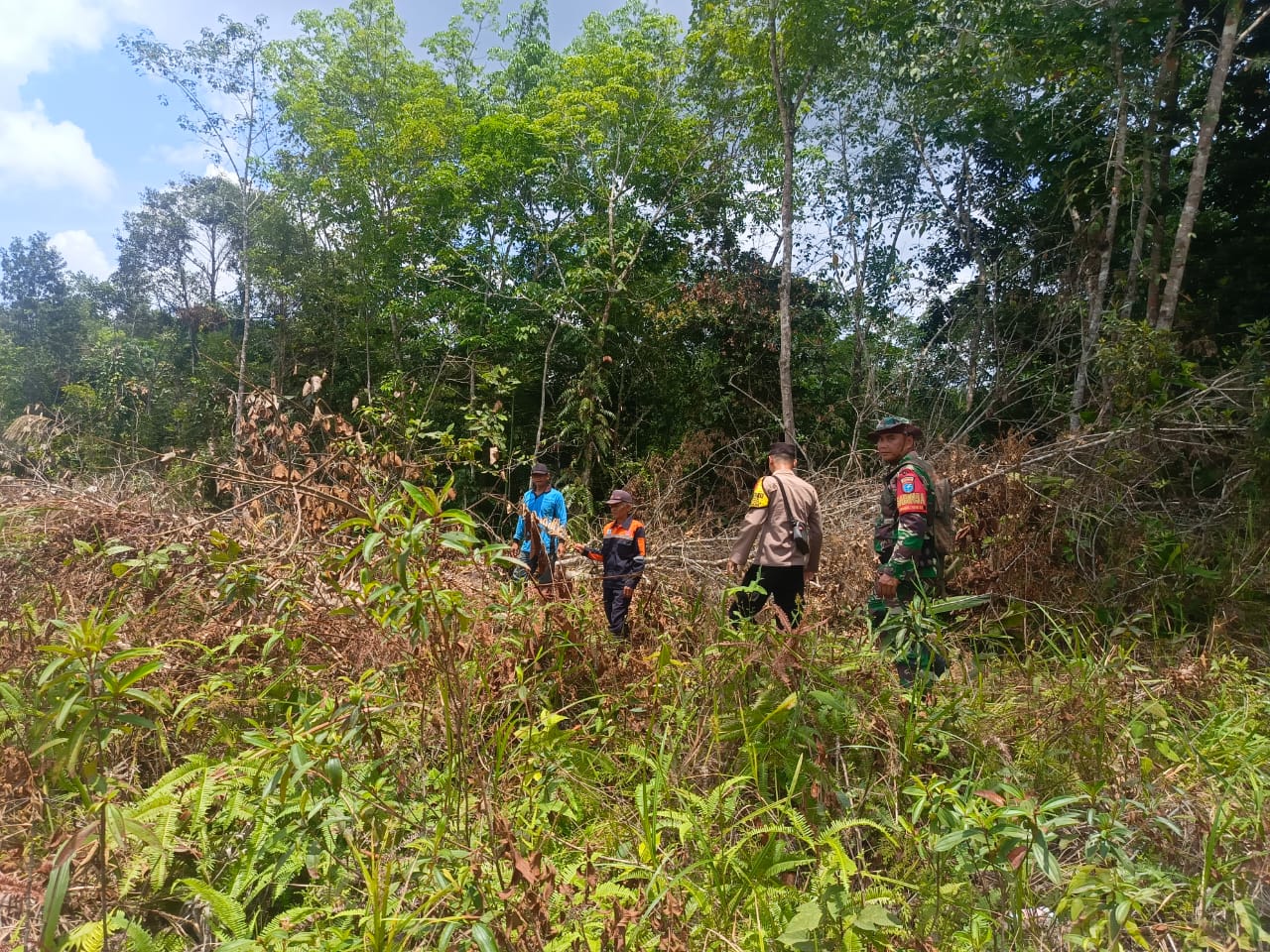 Babinsa Bersama Bhabinkamtibmas Dan Anggota Satgas Pengendalian Karhutla Laksanakan Patroli