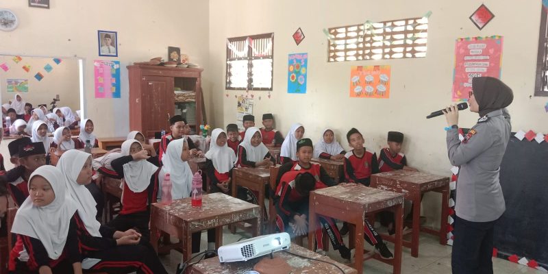 Kanit Binmas dan Bhabinkamtibmas Polsek Wonopringgo Sosialisasikan Pencegahan Bullying Kepada Siswa Tingkat SD