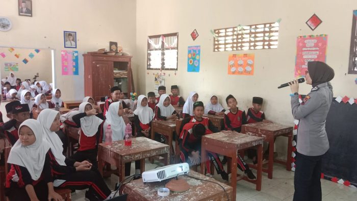 Kanit Binmas dan Bhabinkamtibmas Polsek Wonopringgo Sosialisasikan Pencegahan Bullying Kepada Siswa Tingkat SD