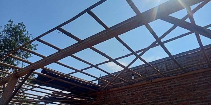 Akibat Angin Kencang, Sebuah Rumah di Kajen Pekalongan Rusak