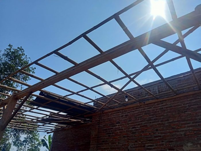 Akibat Angin Kencang, Sebuah Rumah di Kajen Pekalongan Rusak