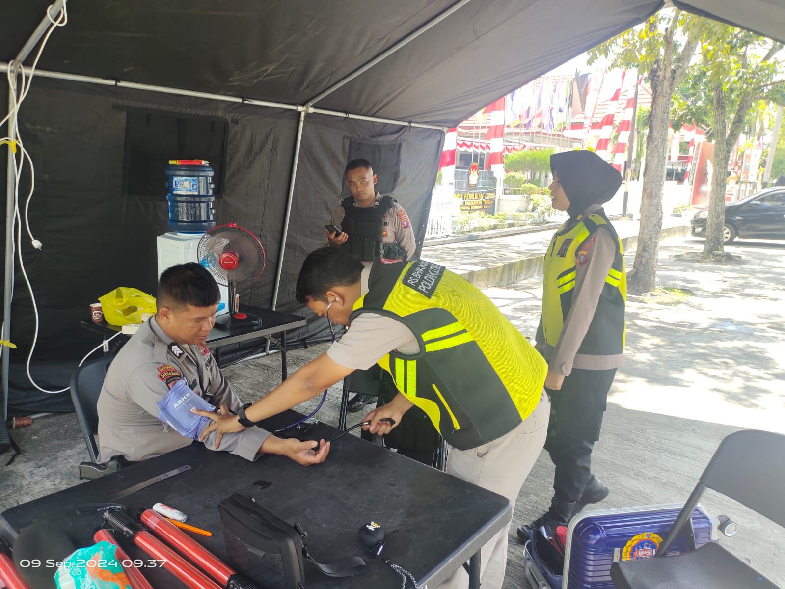 Rumkit Bhayangkara Berikan Pelayanan Kesehatan Dan Vitamin Kepada Pam Pemilukada 2024