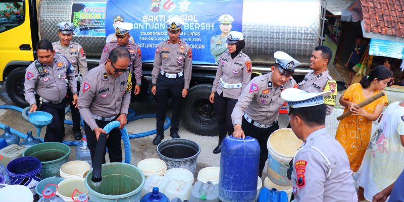 Satlantas Polres Pekalongan Salurkan Bantuan 28 Ribu Liter Air Untuk Warga Kesesi Yang Kesulitan Air Bersih