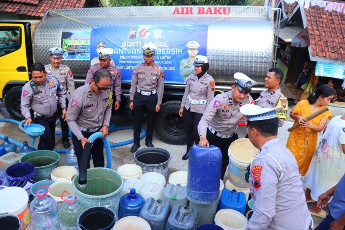 Satlantas Polres Pekalongan Salurkan Bantuan 28 Ribu Liter Air Untuk Warga Kesesi Yang Kesulitan Air Bersih