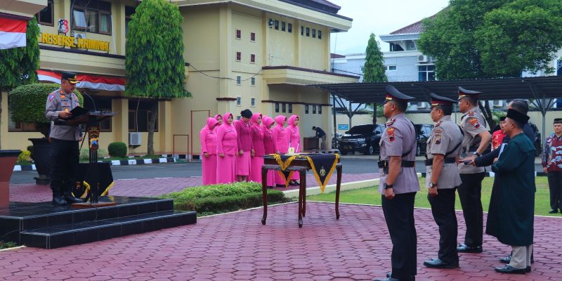 Kapolres Pimpin Upacara Sertijab Kapolsek Doro dan Pelantikan Kapolsek Wiradesa Serta Kedungwuni
