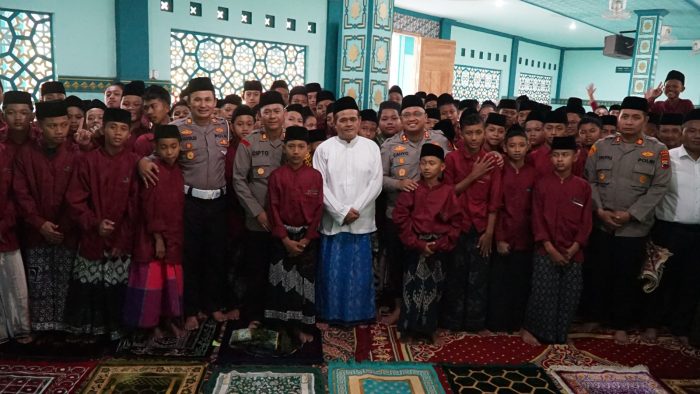 Kapolres Batang Motivasi Santri Al Inaaroh Raih Masa Depan