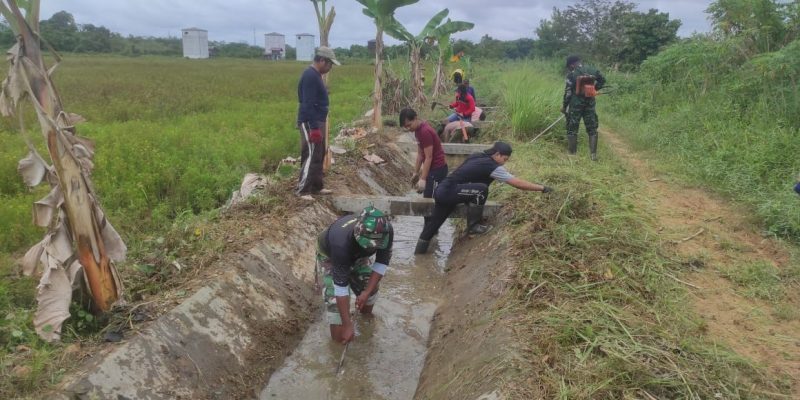 Babinsa Bersama Warga Bersihkan Saluran Irigasi Oplah