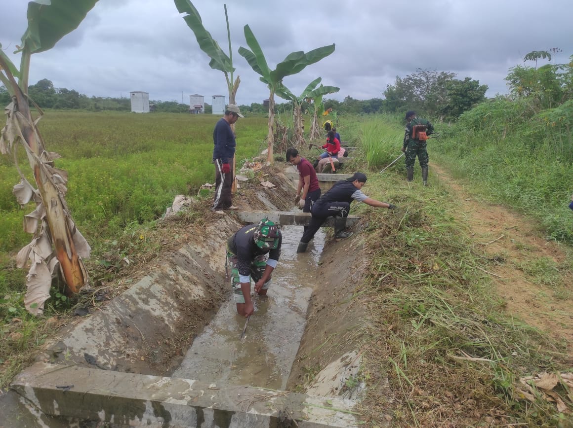 Babinsa Bersama Warga Bersihkan Saluran Irigasi Oplah